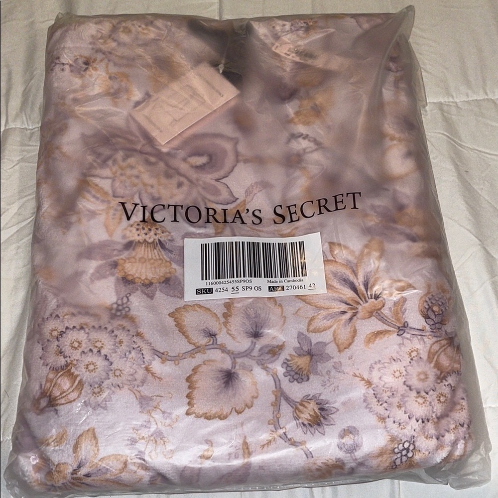 Victoria’s Secret sackable beach blanket vs beach blanket